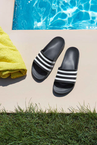 Črne kopalne natikače z Adidas Adilette Aqua črtami