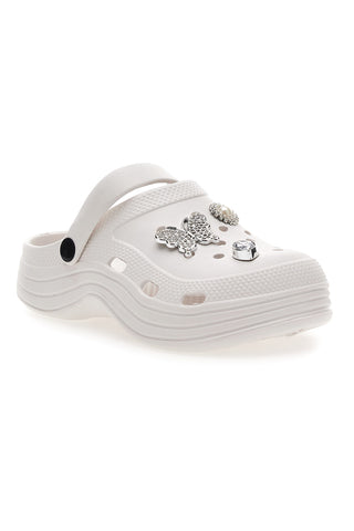 Beli sabot z okrasnimi obeski 2T2L 2035
