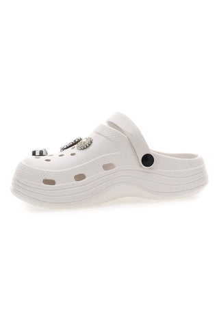 Beli sabot z okrasnimi obeski 2T2L 2035
