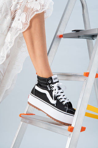 Superge z ravno platformo Vans Hi Tapere črne in bele