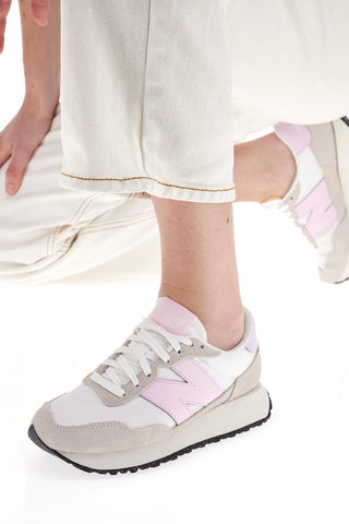 Bele in roza ženske superge New Balance 237