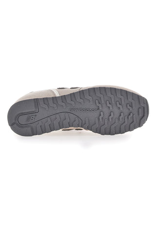 Superge MoonBeam z logotipom na strani New Balance 373
