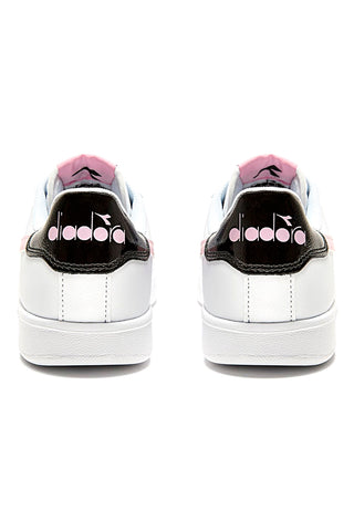 Bele in roza superge z logotipom DIADORA GAME P GS GIRL na strani