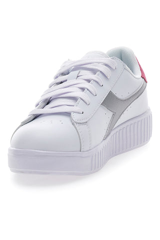 Bele superge s srebrnim logotipom DIADORA GAME STEP METAL GS