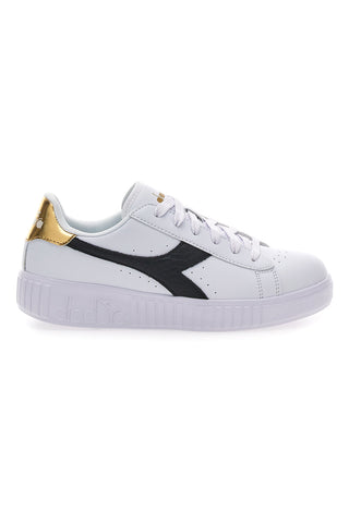 Bele superge z črnim in zlatim logotipom DIADORA GAME STEP SKIN GS