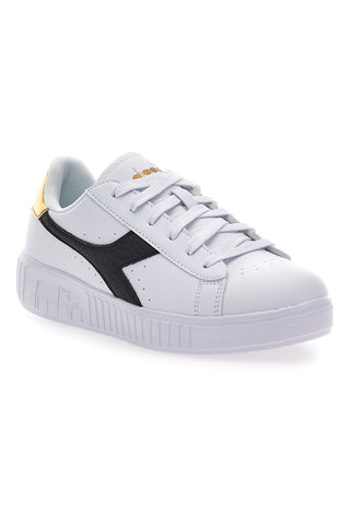 Bele superge z črnim in zlatim logotipom DIADORA GAME STEP SKIN GS