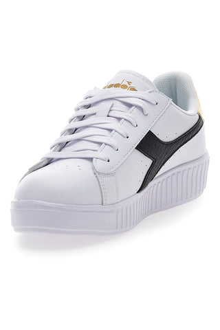 Bele superge z črnim in zlatim logotipom DIADORA GAME STEP SKIN GS