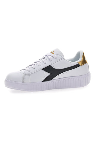 Bele superge z črnim in zlatim logotipom DIADORA GAME STEP SKIN GS