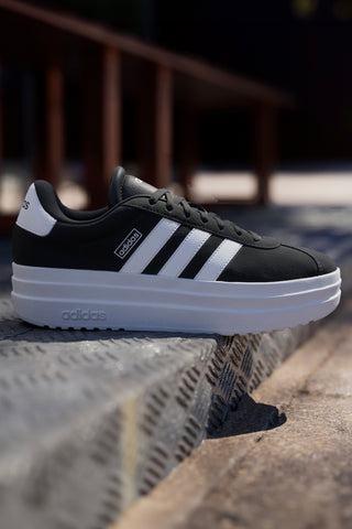 Črni in beli superge z ravno platformo Adidas VL Court Bold