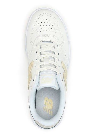 Ženski čevlji iz usnja v barvi off white z kontrastnim logotipom New balance BBW80POR