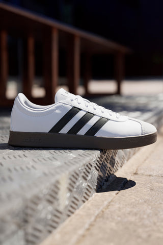 Beli čevlji z črnimi črtami in ojačano konico Adidas VL Court Base
