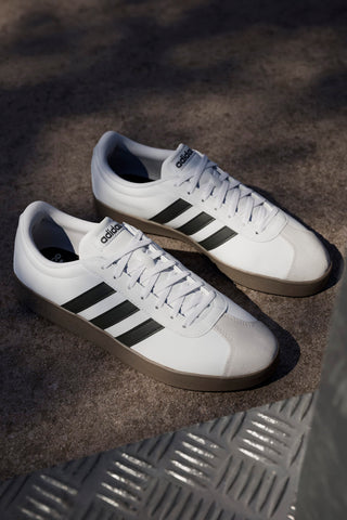 Beli čevlji z črnimi črtami in ojačano konico Adidas VL Court Base