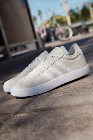 Bež usnjene superge z belimi črtami Adidas VL Court 3 K