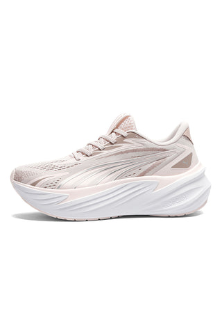 Tekaški čevlji Puma Maxima Pro s super blazinami v bež roza barvi