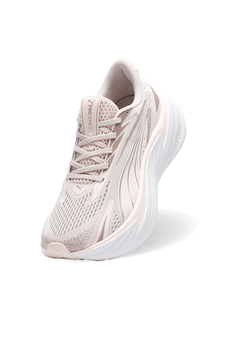 Tekaški čevlji Puma Maxima Pro s super blazinami v bež roza barvi
