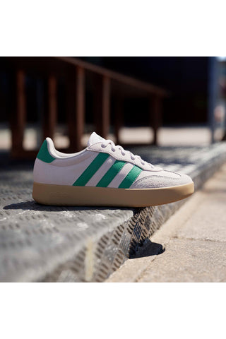 Bež superge z zelenimi črtami in detajli iz semiša Adidas Barreda