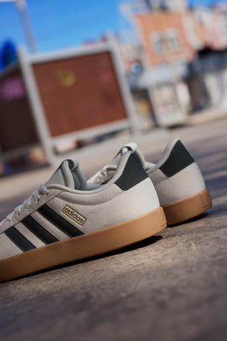 Bež superge z črnimi črtami in gumijasto podplatom Adidas VL Court 3