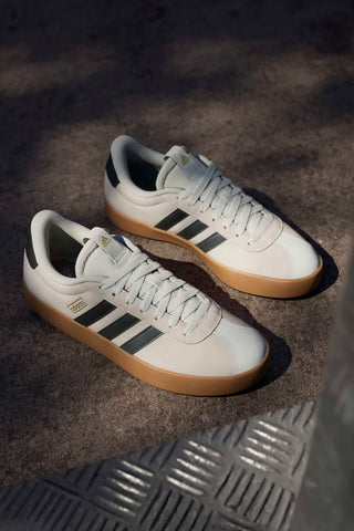 Bež superge z črnimi črtami in gumijasto podplatom Adidas VL Court 3