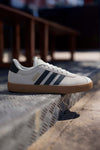 Bež superge z črnimi črtami in gumijasto podplatom Adidas VL Court 3