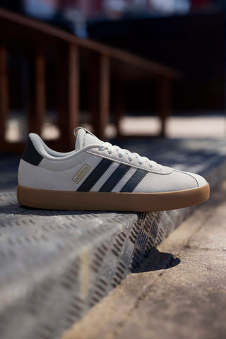 Bež superge z črnimi črtami in gumijasto podplatom Adidas VL Court 3