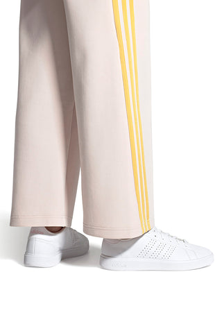 Bele superge z izrezanimi trakovi iz recikliranega materiala Adidas Advantage Base 2