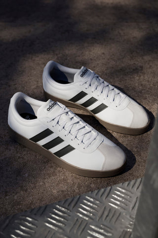 Bele superge z črnimi črtami in konico iz semiša Adidas VL Court Base