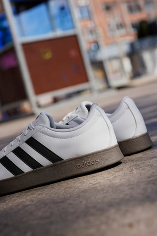Bele superge z črnimi črtami in konico iz semiša Adidas VL Court Base