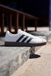 Bele superge z črnimi črtami in konico iz semiša Adidas VL Court Base