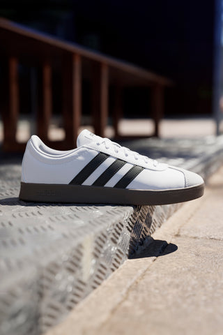 Bele superge z črnimi črtami in konico iz semiša Adidas VL Court Base