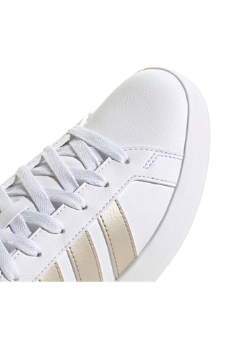 Bele superge z zlatimi črtami iz recikliranega sintetičnega usnja Adidas Grand Court Base 3.0