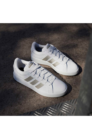 Bele superge z zlatimi črtami iz recikliranega sintetičnega usnja Adidas Grand Court Base 3.0