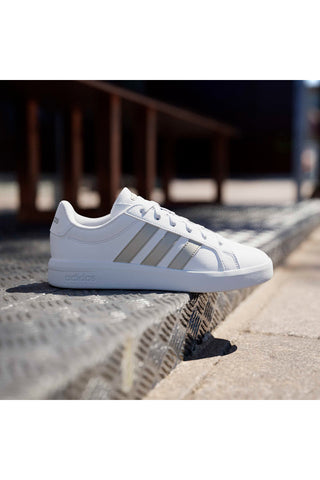 Bele superge z zlatimi črtami iz recikliranega sintetičnega usnja Adidas Grand Court Base 3.0