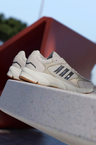 Bež superge iz mrežastega materiala s srebrnimi detajli in podplatom Cloudfoam Adidas Crazychaos 2000