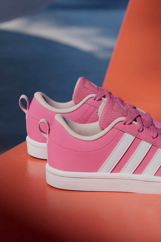 Roza superge z belimi črtami iz recikliranega materiala Adidas VS Pace 2.0 K