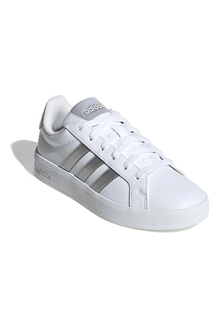 Bele superge s srebrnimi črtami iz sintetičnega usnja Adidas Grand Court 3 J