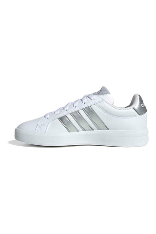 Bele superge s srebrnimi črtami iz sintetičnega usnja Adidas Grand Court 3 J