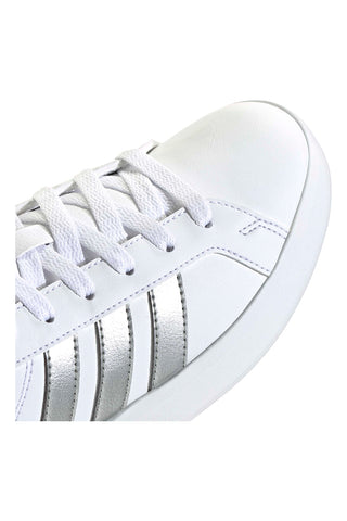 Bele superge s srebrnimi črtami iz sintetičnega usnja Adidas Grand Court 3 J