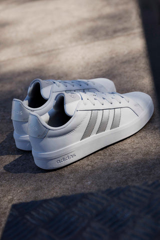 Bele superge s srebrnimi črtami iz sintetičnega usnja Adidas Grand Court 3 J