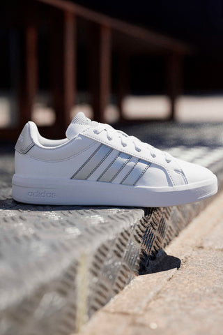 Bele superge s srebrnimi črtami iz sintetičnega usnja Adidas Grand Court 3 J