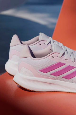 Bele in roza tekaške čevlje iz mrežastega materiala s podplatom Cloudfoam Adidas Runfalcon 5 J