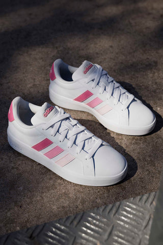 Bele superge z roza progami iz sintetičnega materiala Adidas Grand Court 3.0 J