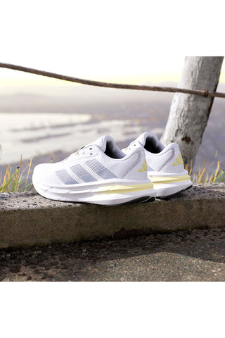 Bele lahke tekaške copate Adidas Galaxy 7 W