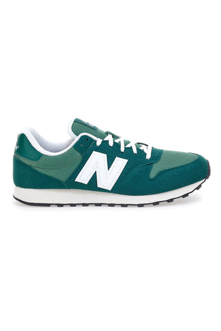 Zelene superge z logotipom New Balance 500 na strani