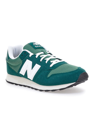 Zelene superge z logotipom New Balance 500 na strani