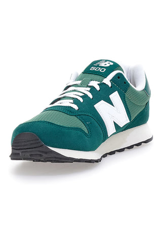Zelene superge z logotipom New Balance 500 na strani