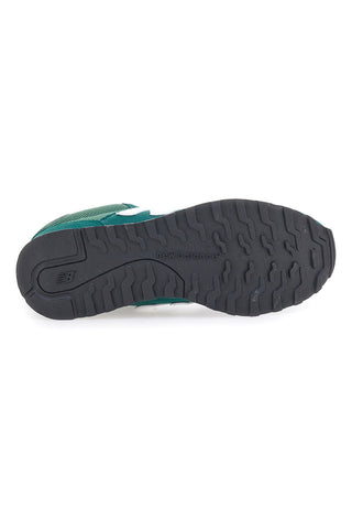 Zelene superge z logotipom New Balance 500 na strani