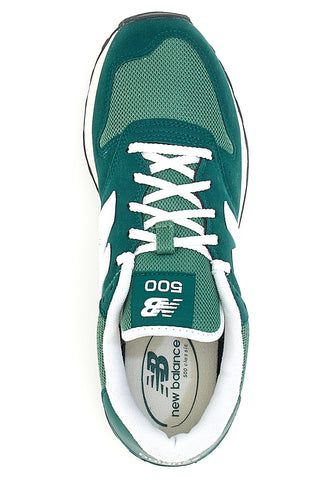 Zelene superge z logotipom New Balance 500 na strani