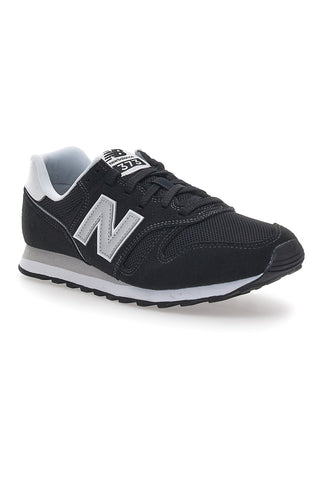 Črni športni copati z logotipom New Balance 373 na strani
