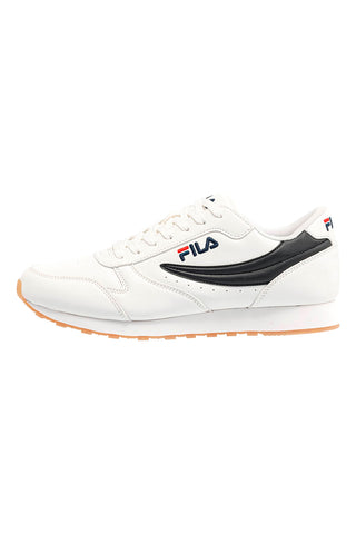 Bele in modre superge imajo izvlečno vložek Fila Orbit.