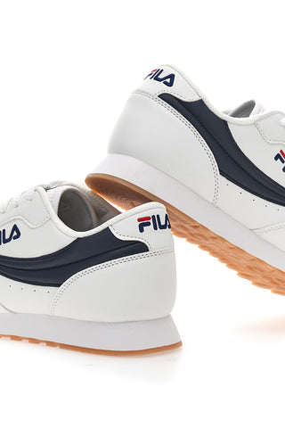 Bele in modre superge imajo izvlečno vložek Fila Orbit.
